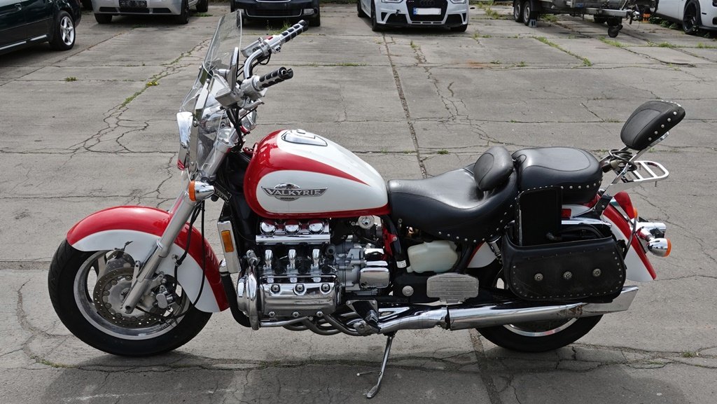 HONDA GL VALKYRIE 1500/72,6 kW – havarované, nepojízdné