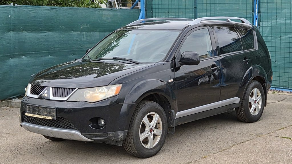 MITSUBISHI OUTLANDER 4×4 2,0/103 kW – POJÍZDNÉ, VOZIDLO PO HAVÁRII